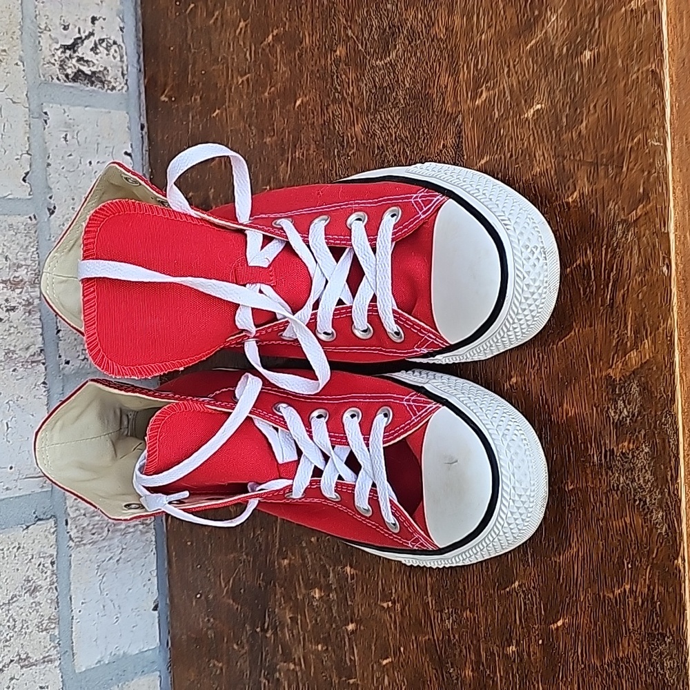 Unisex red Chuck Taylor's all-star Converse in great condition